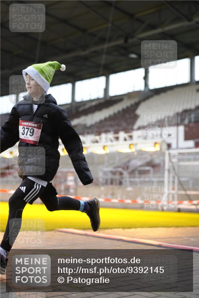07.12.2025 - St. Pauli X-Mass-Run No. 15 Patografie http://msf.ph/oto/9392145 07.12.2025 10:48:49 Ziel 379, 590, 592, 1009, 1019, 1087, 1188, 1189, 1895, 2268, 2269, 2512, 2515, 3346 meine-sportfotos.de