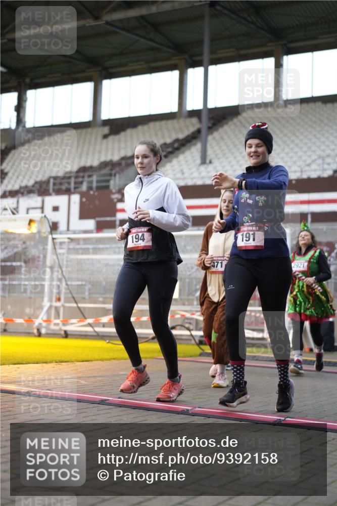 07.12.2025 - St. Pauli X-Mass-Run No. 15 Patografie http://msf.ph/oto/9392158 07.12.2025 10:49:04 Ziel 191, 194, 379, 471, 1019, 1155, 1164, 1166, 1370, 1372, 2921, 2933, 3369 meine-sportfotos.de