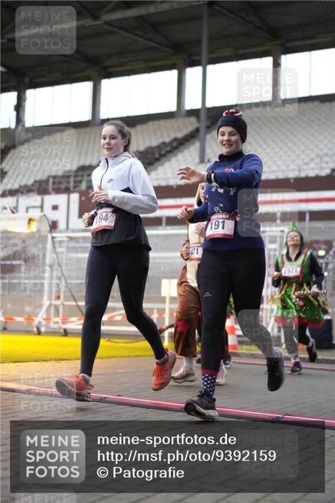 07.12.2025 - St. Pauli X-Mass-Run No. 15 Patografie http://msf.ph/oto/9392159 07.12.2025 10:49:04 Ziel 191, 194, 379, 471, 1019, 1155, 1164, 1166, 1370, 1372, 2921, 2933, 3369 meine-sportfotos.de