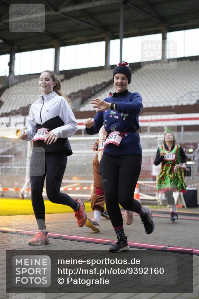 07.12.2025 - St. Pauli X-Mass-Run No. 15 Patografie http://msf.ph/oto/9392160 07.12.2025 10:49:04 Ziel 191, 194, 379, 471, 1019, 1155, 1164, 1166, 1370, 1372, 2921, 2933, 3369 meine-sportfotos.de