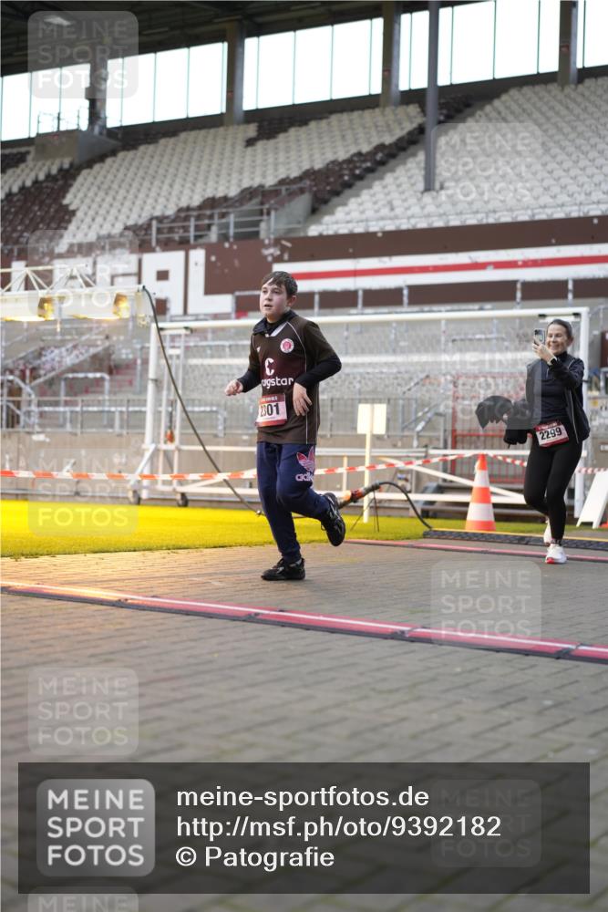 07.12.2025 - St. Pauli X-Mass-Run No. 15 Patografie http://msf.ph/oto/9392182 07.12.2025 10:49:23 Ziel 157, 890, 1179, 1273, 1274, 1372, 1663, 2299, 2301, 2421, 2764, 2765, 3366 meine-sportfotos.de