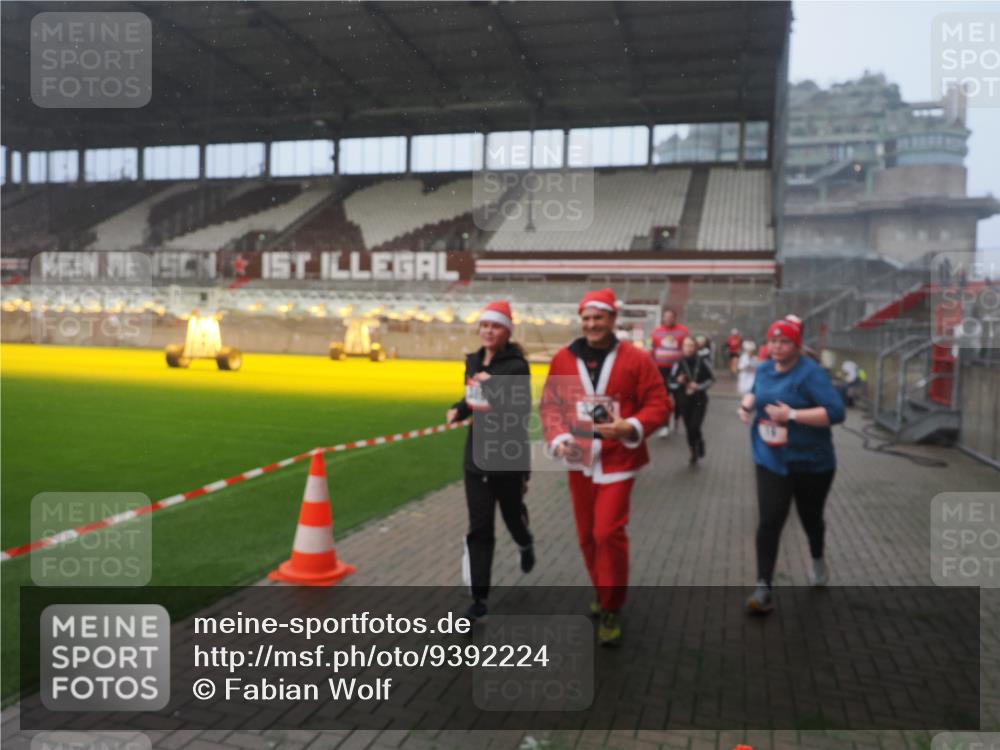 07.12.2025 - St. Pauli X-Mass-Run No. 15 Fabian Wolf http://msf.ph/oto/9392224 07.12.2025 10:09:01 Ziel 19, 390, 786, 789, 1176, 1461, 1465, 1570, 1575, 1576, 2126, 2521, 3300, 3484, 3891, 3904, 3907, 4066, 4067, 4068 meine-sportfotos.de
