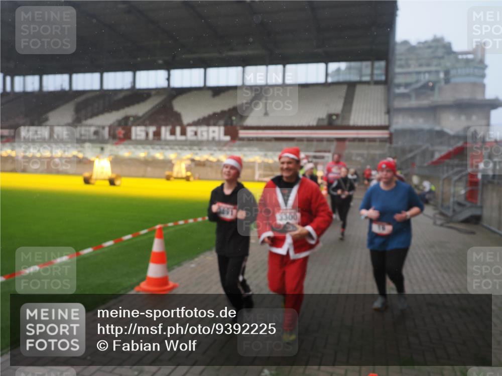07.12.2025 - St. Pauli X-Mass-Run No. 15 Fabian Wolf http://msf.ph/oto/9392225 07.12.2025 10:09:01 Ziel 19, 390, 786, 789, 1176, 1461, 1465, 1570, 1575, 1576, 2126, 2521, 3300, 3484, 3891, 3904, 3907, 4066, 4067, 4068 meine-sportfotos.de