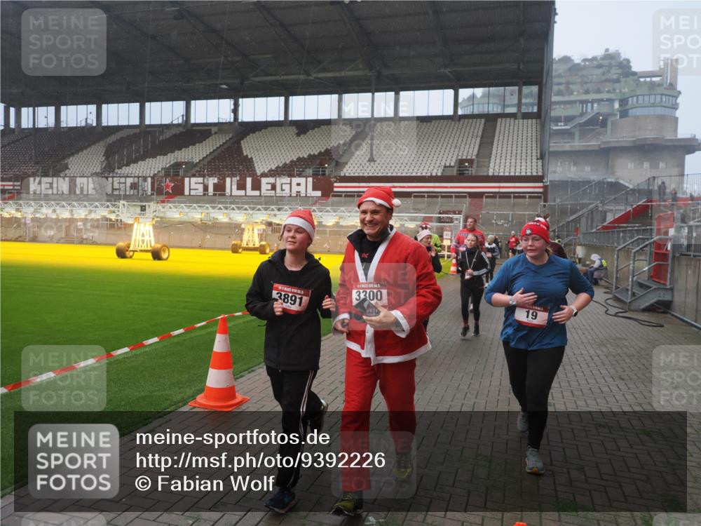 07.12.2025 - St. Pauli X-Mass-Run No. 15 Fabian Wolf http://msf.ph/oto/9392226 07.12.2025 10:09:01 Ziel 19, 390, 786, 789, 1176, 1461, 1465, 1570, 1575, 1576, 2126, 2521, 3300, 3484, 3891, 3904, 3907, 4066, 4067, 4068 meine-sportfotos.de