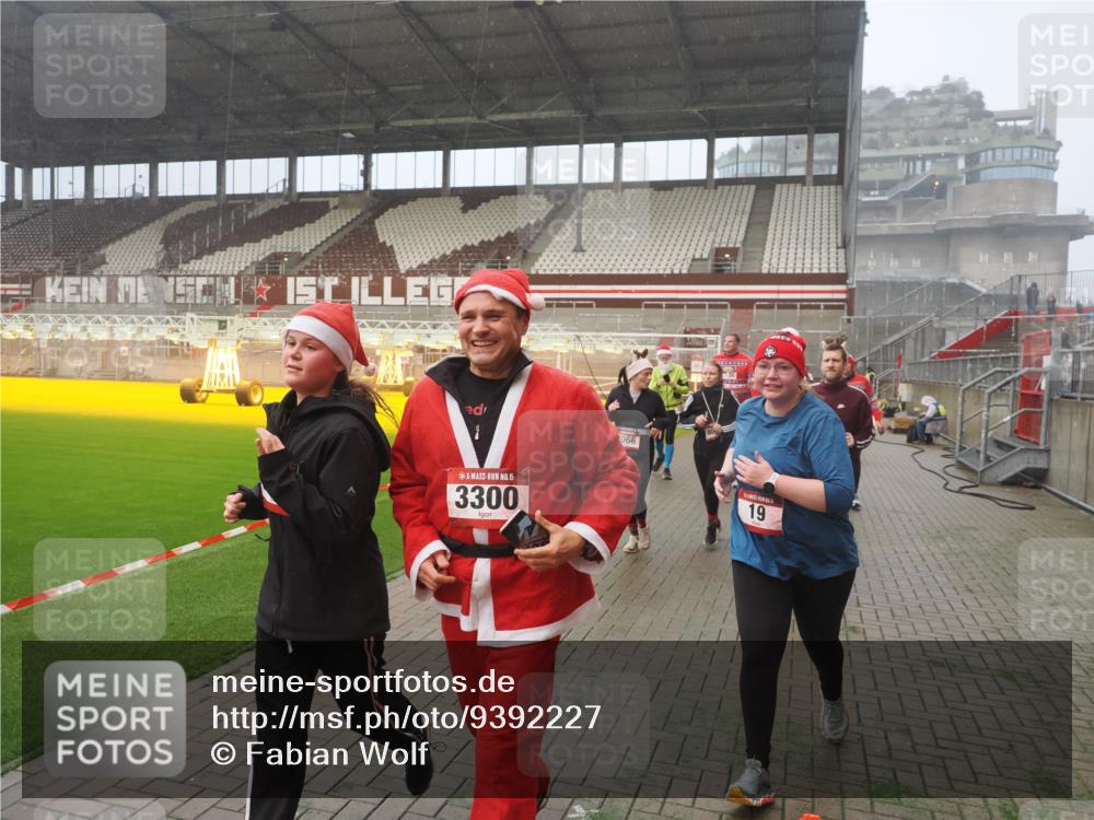 07.12.2025 - St. Pauli X-Mass-Run No. 15 Fabian Wolf http://msf.ph/oto/9392227 07.12.2025 10:09:01 Ziel 19, 390, 786, 789, 1176, 1461, 1465, 1570, 1575, 1576, 2126, 2521, 3300, 3484, 3891, 3904, 3907, 4066, 4067, 4068 meine-sportfotos.de