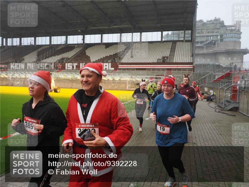 07.12.2025 - St. Pauli X-Mass-Run No. 15 Fabian Wolf http://msf.ph/oto/9392228 07.12.2025 10:09:02 Ziel 19, 390, 786, 1176, 1461, 1465, 1570, 1575, 1576, 2126, 2521, 3300, 3484, 3891, 3904, 3907, 4066, 4067, 4068, 4113 meine-sportfotos.de
