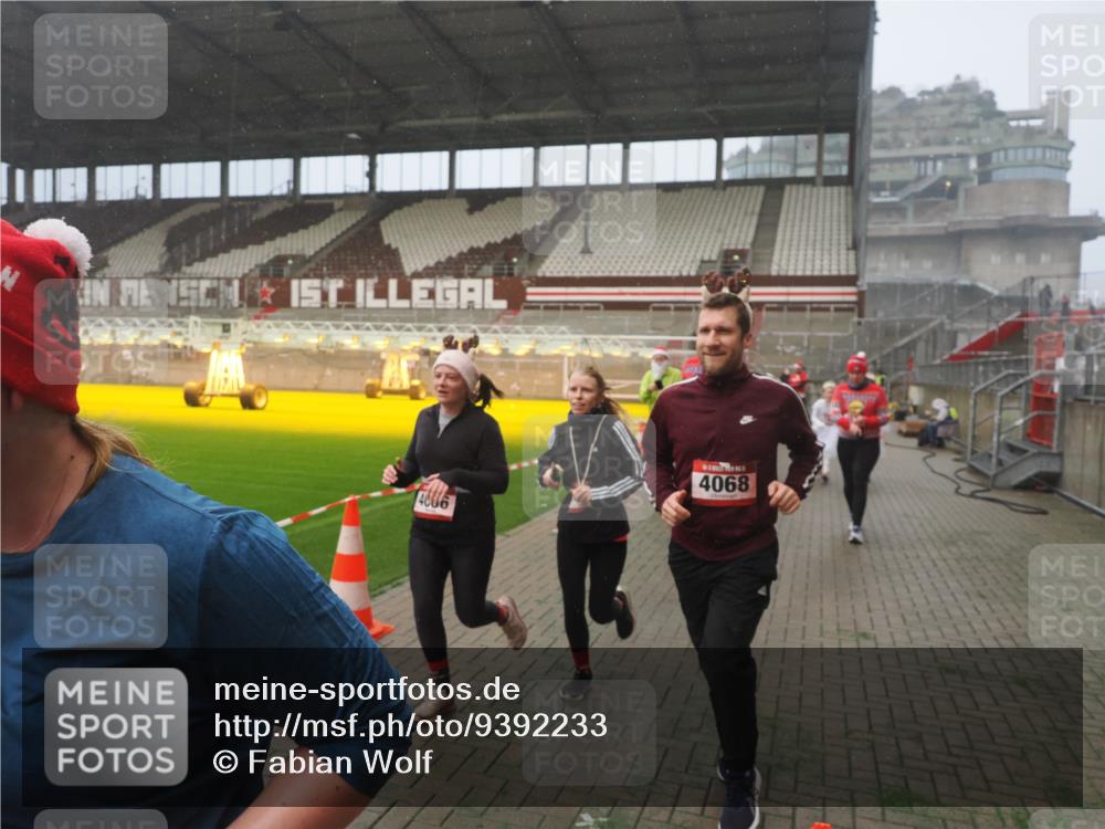 07.12.2025 - St. Pauli X-Mass-Run No. 15 Fabian Wolf http://msf.ph/oto/9392233 07.12.2025 10:09:03 Ziel 19, 786, 1176, 1461, 1465, 1570, 1575, 1576, 2126, 3300, 3484, 3891, 3904, 3907, 4066, 4067, 4068, 4113 meine-sportfotos.de