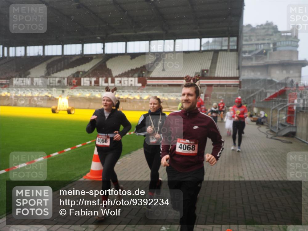 07.12.2025 - St. Pauli X-Mass-Run No. 15 Fabian Wolf http://msf.ph/oto/9392234 07.12.2025 10:09:03 Ziel 19, 786, 1176, 1461, 1465, 1570, 1575, 1576, 2126, 3300, 3484, 3891, 3904, 3907, 4066, 4067, 4068, 4113 meine-sportfotos.de
