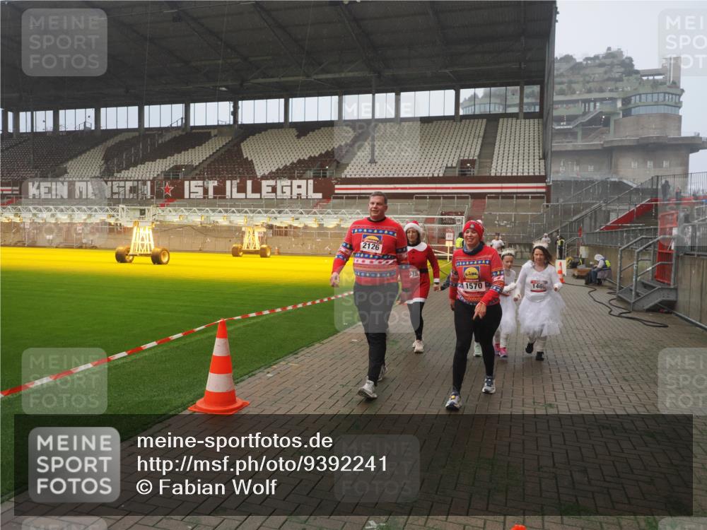 07.12.2025 - St. Pauli X-Mass-Run No. 15 Fabian Wolf http://msf.ph/oto/9392241 07.12.2025 10:09:05 Ziel 19, 786, 1461, 1465, 1570, 1575, 1576, 2126, 3300, 3484, 3891, 3904, 3907, 4066, 4067, 4068, 4113, 4666 meine-sportfotos.de