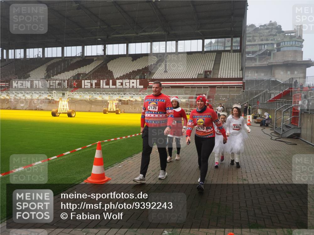 07.12.2025 - St. Pauli X-Mass-Run No. 15 Fabian Wolf http://msf.ph/oto/9392243 07.12.2025 10:09:05 Ziel 19, 786, 1461, 1465, 1570, 1575, 1576, 2126, 3300, 3484, 3891, 3904, 3907, 4066, 4067, 4068, 4113, 4666 meine-sportfotos.de