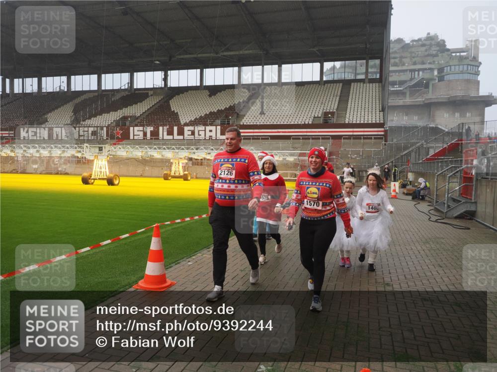 07.12.2025 - St. Pauli X-Mass-Run No. 15 Fabian Wolf http://msf.ph/oto/9392244 07.12.2025 10:09:06 Ziel 19, 786, 1461, 1465, 1570, 1575, 1576, 2126, 3300, 3484, 3891, 3907, 4066, 4067, 4068, 4113, 4666 meine-sportfotos.de