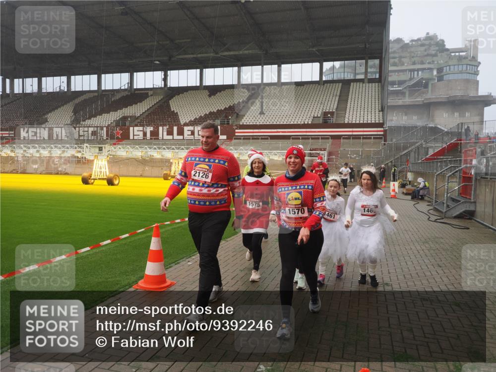 07.12.2025 - St. Pauli X-Mass-Run No. 15 Fabian Wolf http://msf.ph/oto/9392246 07.12.2025 10:09:06 Ziel 19, 786, 1461, 1465, 1570, 1575, 1576, 2126, 3300, 3484, 3891, 3907, 4066, 4067, 4068, 4113, 4666 meine-sportfotos.de