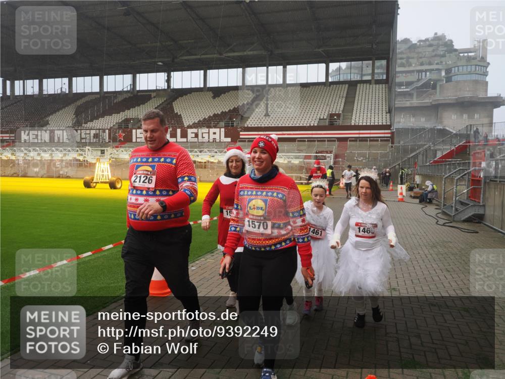07.12.2025 - St. Pauli X-Mass-Run No. 15 Fabian Wolf http://msf.ph/oto/9392249 07.12.2025 10:09:07 Ziel 19, 786, 1461, 1465, 1570, 1575, 1576, 2126, 3300, 3484, 3891, 4066, 4067, 4068, 4113, 4666 meine-sportfotos.de