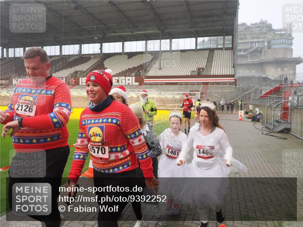 07.12.2025 - St. Pauli X-Mass-Run No. 15 Fabian Wolf http://msf.ph/oto/9392252 07.12.2025 10:09:07 Ziel 19, 786, 1461, 1465, 1570, 1575, 1576, 2126, 3300, 3484, 3891, 4066, 4067, 4068, 4113, 4666 meine-sportfotos.de