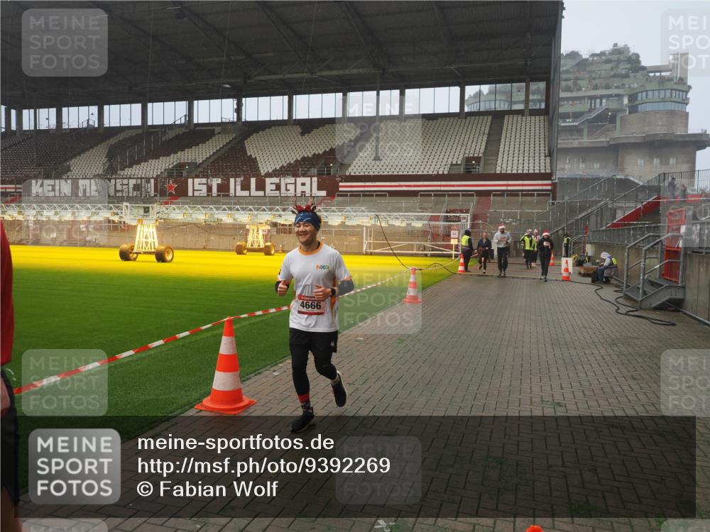 07.12.2025 - St. Pauli X-Mass-Run No. 15 Fabian Wolf http://msf.ph/oto/9392269 07.12.2025 10:09:13 Ziel 881, 896, 960, 1461, 1465, 1570, 1575, 1576, 2126, 4066, 4067, 4068, 4113, 4666 meine-sportfotos.de