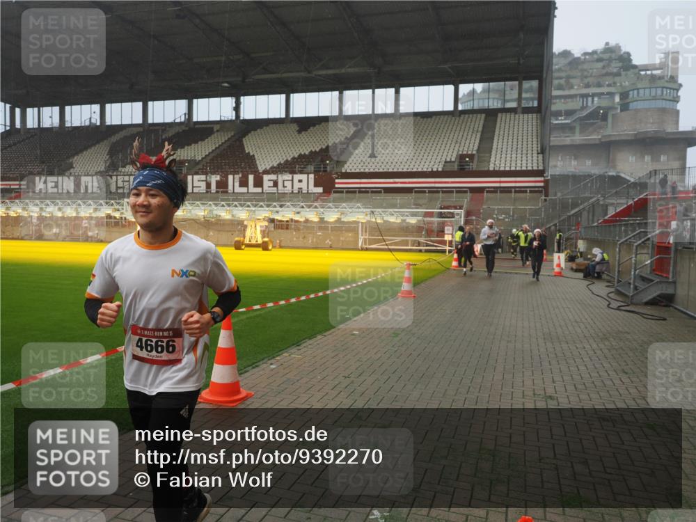 07.12.2025 - St. Pauli X-Mass-Run No. 15 Fabian Wolf http://msf.ph/oto/9392270 07.12.2025 10:09:14 Ziel 881, 896, 899, 960, 1461, 1465, 1575, 1576, 3493, 4066, 4067, 4068, 4113, 4666 meine-sportfotos.de
