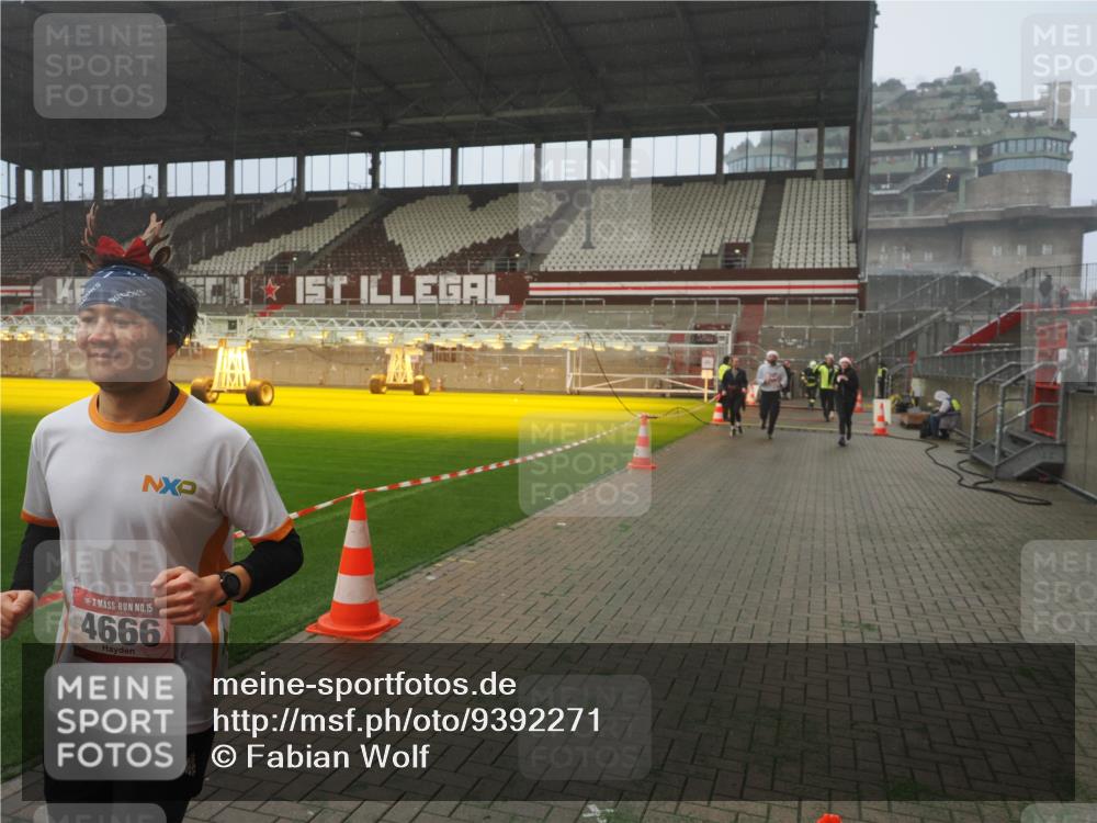 07.12.2025 - St. Pauli X-Mass-Run No. 15 Fabian Wolf http://msf.ph/oto/9392271 07.12.2025 10:09:15 Ziel 881, 896, 899, 960, 1461, 1465, 1575, 1576, 3493, 4113, 4666 meine-sportfotos.de
