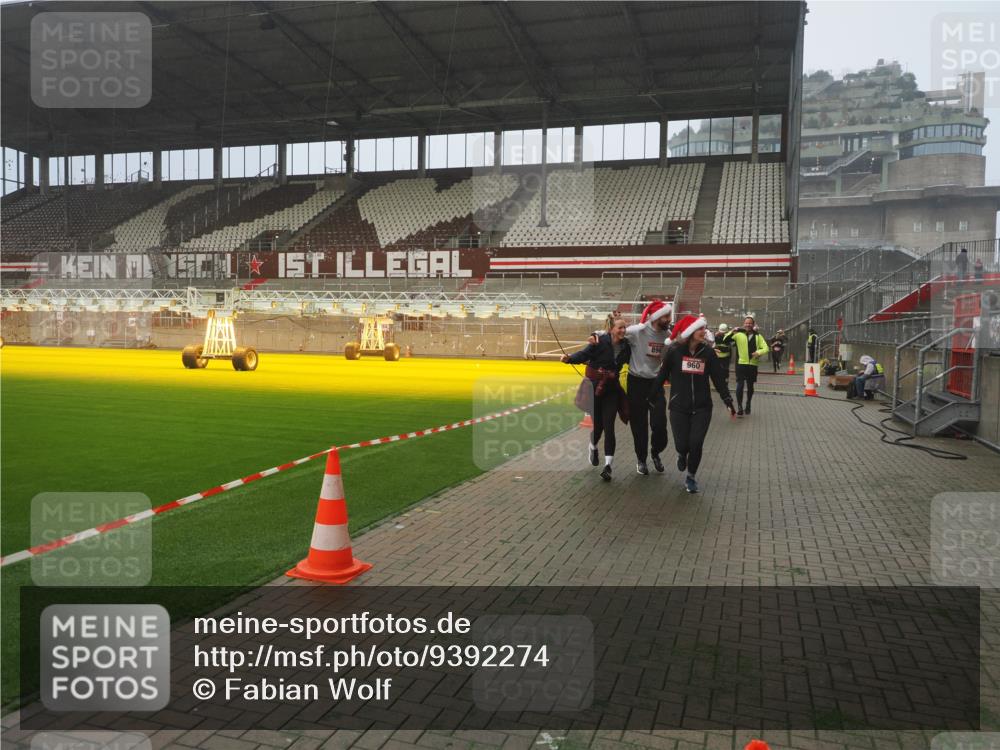 07.12.2025 - St. Pauli X-Mass-Run No. 15 Fabian Wolf http://msf.ph/oto/9392274 07.12.2025 10:09:19 Ziel 881, 896, 899, 960, 1718, 3493, 3756, 4113, 4666 meine-sportfotos.de