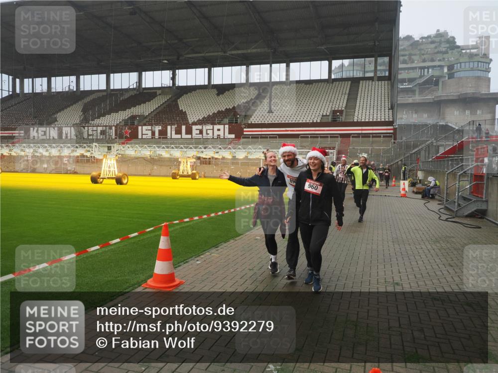07.12.2025 - St. Pauli X-Mass-Run No. 15 Fabian Wolf http://msf.ph/oto/9392279 07.12.2025 10:09:20 Ziel 881, 896, 899, 960, 1718, 3493, 3756, 4113, 4666 meine-sportfotos.de