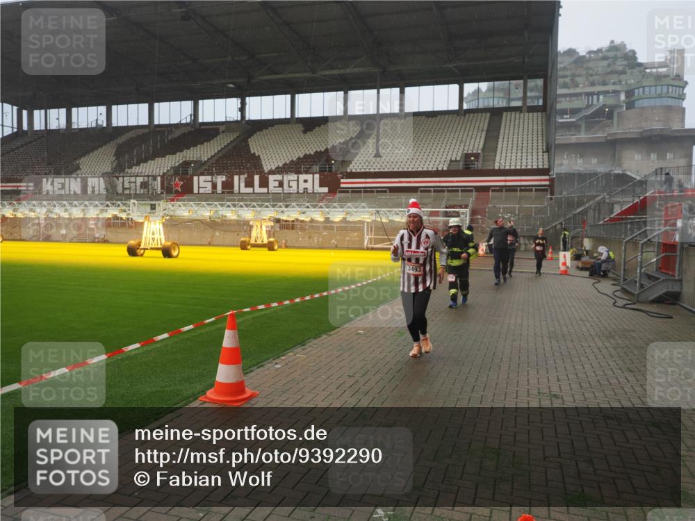 07.12.2025 - St. Pauli X-Mass-Run No. 15 Fabian Wolf http://msf.ph/oto/9392290 07.12.2025 10:09:23 Ziel 881, 896, 899, 960, 1243, 1248, 1718, 3493, 3756, 4666 meine-sportfotos.de