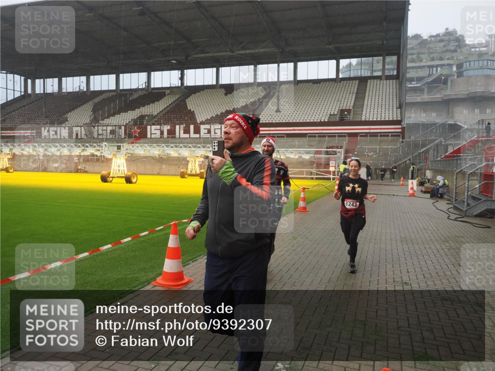 07.12.2025 - St. Pauli X-Mass-Run No. 15 Fabian Wolf http://msf.ph/oto/9392307 07.12.2025 10:09:29 Ziel 800, 881, 896, 899, 960, 1243, 1248, 1718, 3493, 3756 meine-sportfotos.de