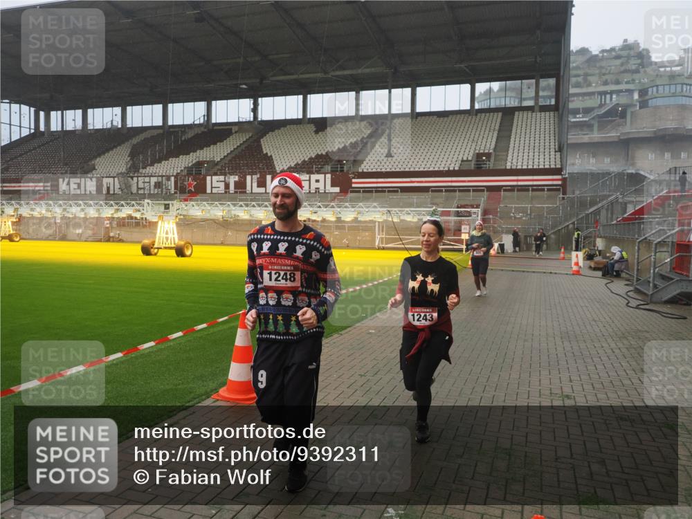 07.12.2025 - St. Pauli X-Mass-Run No. 15 Fabian Wolf http://msf.ph/oto/9392311 07.12.2025 10:09:30 Ziel 800, 881, 896, 899, 960, 1243, 1248, 1718, 3493, 3756 meine-sportfotos.de