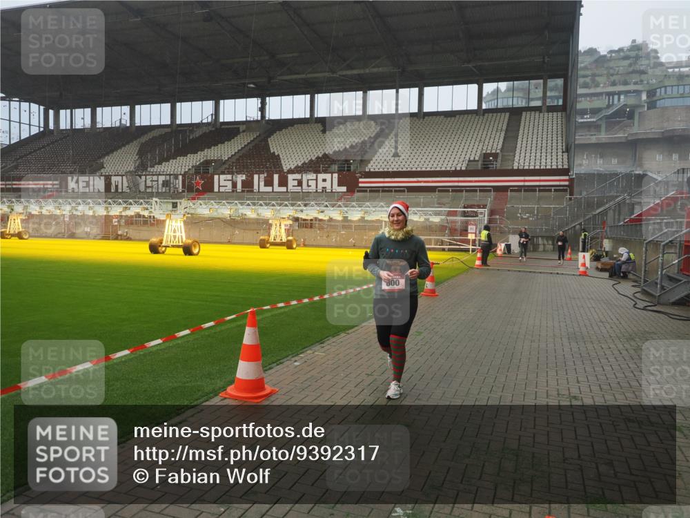 07.12.2025 - St. Pauli X-Mass-Run No. 15 Fabian Wolf http://msf.ph/oto/9392317 07.12.2025 10:09:33 Ziel 800, 899, 1172, 1243, 1248, 1718, 3493, 3756 meine-sportfotos.de