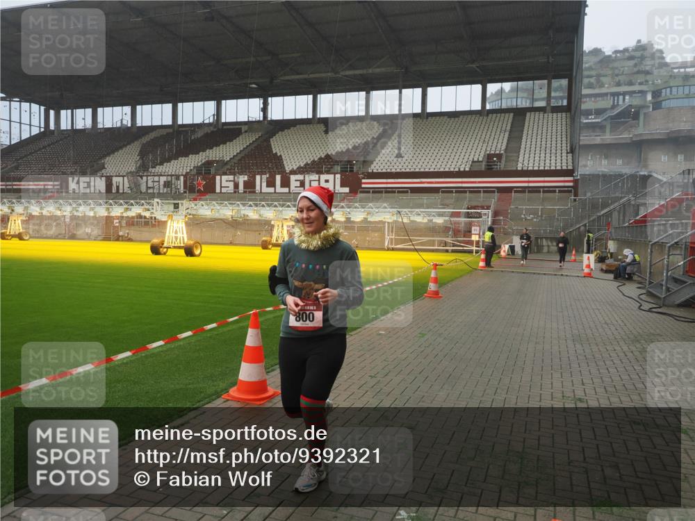 07.12.2025 - St. Pauli X-Mass-Run No. 15 Fabian Wolf http://msf.ph/oto/9392321 07.12.2025 10:09:34 Ziel 800, 899, 1172, 1191, 1243, 1248, 1718, 3493, 3756 meine-sportfotos.de