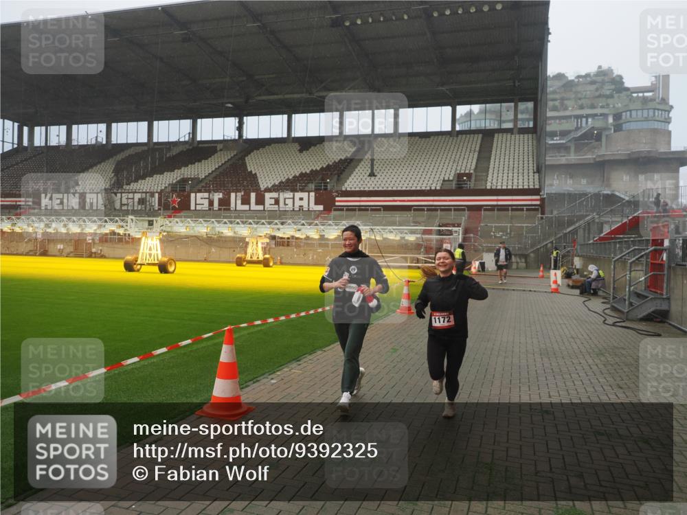 07.12.2025 - St. Pauli X-Mass-Run No. 15 Fabian Wolf http://msf.ph/oto/9392325 07.12.2025 10:09:42 Ziel 800, 1026, 1172, 1191 meine-sportfotos.de