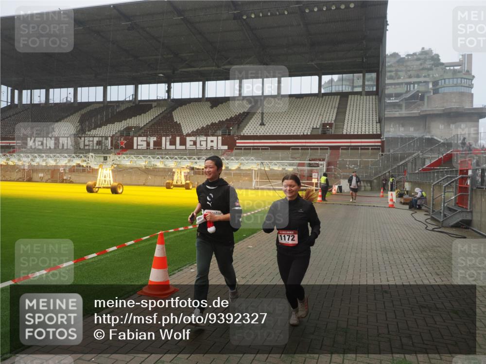 07.12.2025 - St. Pauli X-Mass-Run No. 15 Fabian Wolf http://msf.ph/oto/9392327 07.12.2025 10:09:42 Ziel 800, 1026, 1172, 1191 meine-sportfotos.de