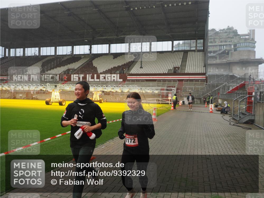 07.12.2025 - St. Pauli X-Mass-Run No. 15 Fabian Wolf http://msf.ph/oto/9392329 07.12.2025 10:09:43 Ziel 800, 1026, 1172, 1191 meine-sportfotos.de