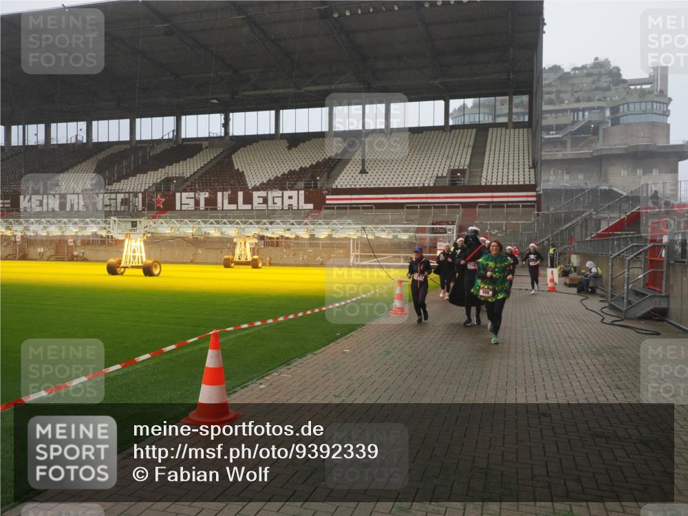 07.12.2025 - St. Pauli X-Mass-Run No. 15 Fabian Wolf http://msf.ph/oto/9392339 07.12.2025 10:09:56 Ziel 989, 1026, 1256, 1257, 1678, 2502, 2504, 2560, 3245, 3246, 3410, 3411 meine-sportfotos.de