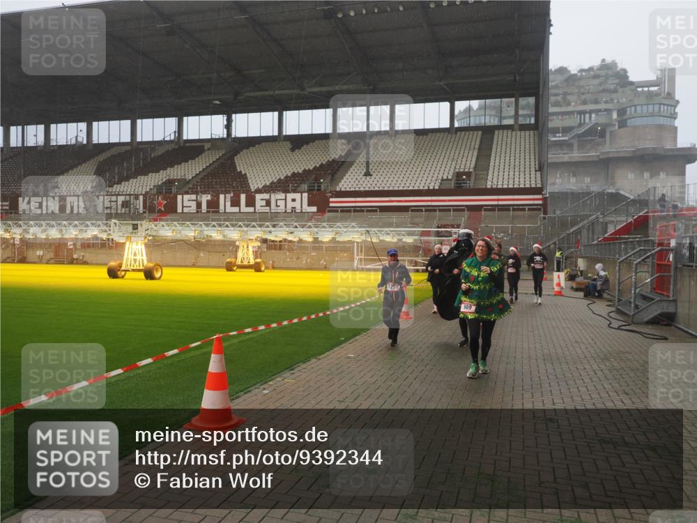 07.12.2025 - St. Pauli X-Mass-Run No. 15 Fabian Wolf http://msf.ph/oto/9392344 07.12.2025 10:09:57 Ziel 989, 1026, 1256, 1257, 1678, 2502, 2504, 2560, 3245, 3246, 3410, 3411 meine-sportfotos.de