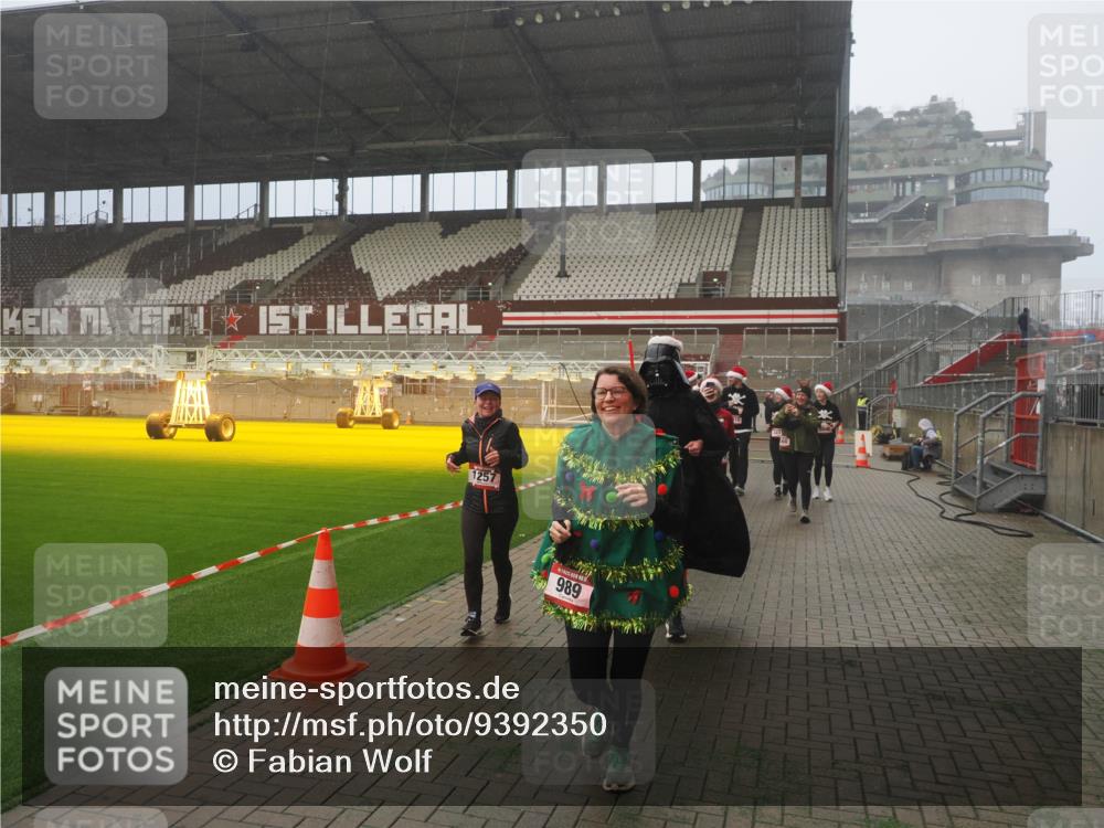 07.12.2025 - St. Pauli X-Mass-Run No. 15 Fabian Wolf http://msf.ph/oto/9392350 07.12.2025 10:09:58 Ziel 989, 1026, 1256, 1257, 1678, 2502, 2504, 2560, 3245, 3246, 3410, 3411 meine-sportfotos.de