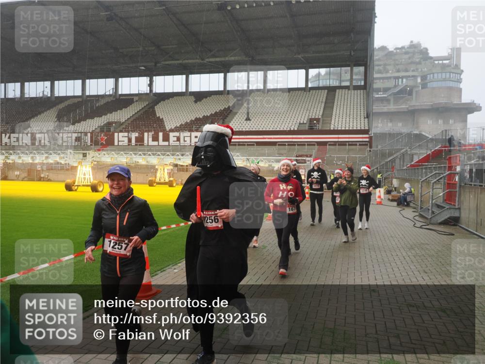 07.12.2025 - St. Pauli X-Mass-Run No. 15 Fabian Wolf http://msf.ph/oto/9392356 07.12.2025 10:10:00 Ziel 989, 1026, 1256, 1257, 1678, 1732, 2502, 2504, 2560, 3245, 3246, 3410, 3411 meine-sportfotos.de