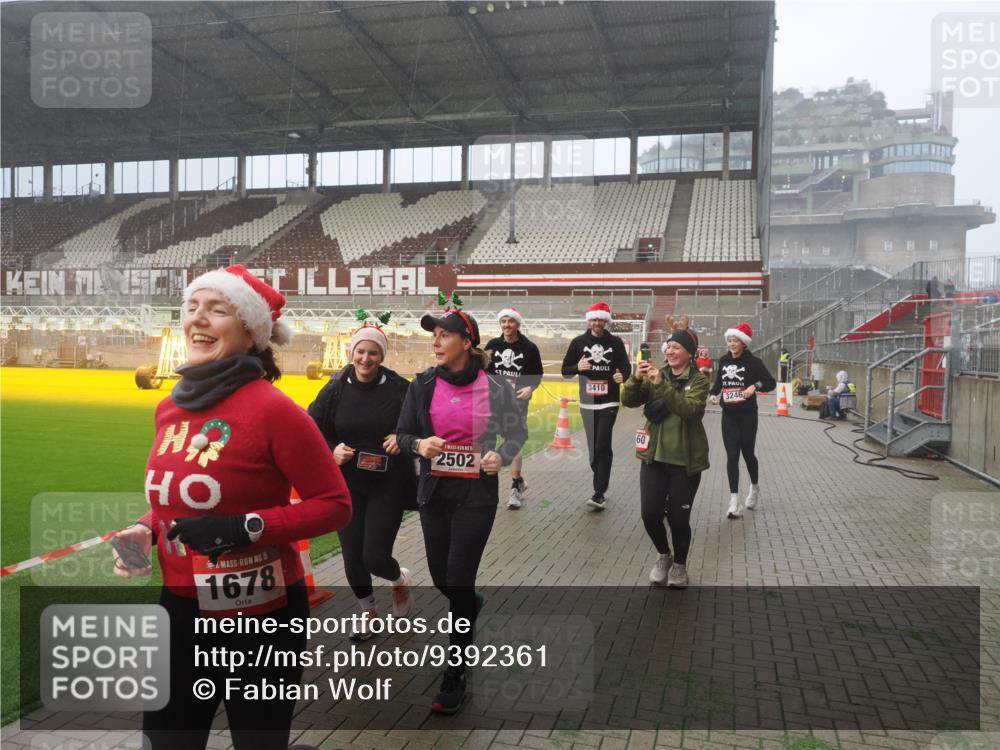 07.12.2025 - St. Pauli X-Mass-Run No. 15 Fabian Wolf http://msf.ph/oto/9392361 07.12.2025 10:10:01 Ziel 989, 1026, 1256, 1257, 1678, 1732, 2502, 2504, 2560, 3245, 3246, 3410, 3411 meine-sportfotos.de
