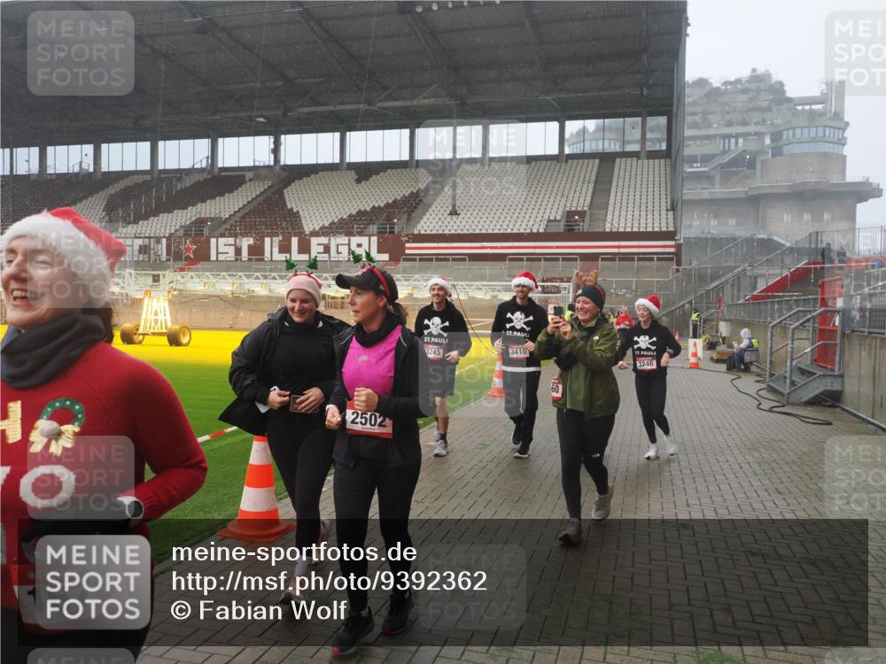 07.12.2025 - St. Pauli X-Mass-Run No. 15 Fabian Wolf http://msf.ph/oto/9392362 07.12.2025 10:10:02 Ziel 989, 1256, 1257, 1678, 1732, 2502, 2504, 2560, 3245, 3246, 3410, 3411 meine-sportfotos.de