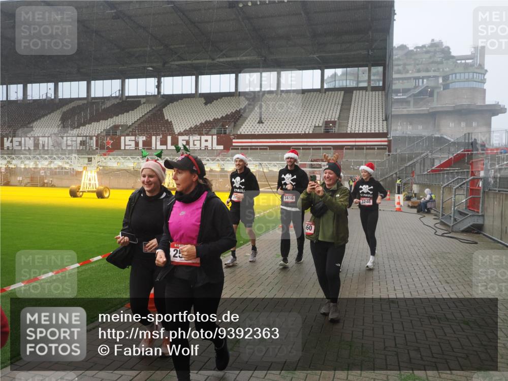 07.12.2025 - St. Pauli X-Mass-Run No. 15 Fabian Wolf http://msf.ph/oto/9392363 07.12.2025 10:10:02 Ziel 989, 1256, 1257, 1678, 1732, 2502, 2504, 2560, 3245, 3246, 3410, 3411 meine-sportfotos.de