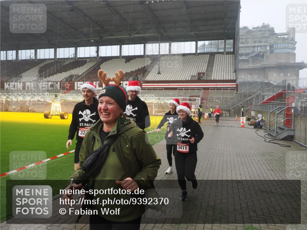 07.12.2025 - St. Pauli X-Mass-Run No. 15 Fabian Wolf http://msf.ph/oto/9392370 07.12.2025 10:10:03 Ziel 989, 1256, 1257, 1678, 1732, 2502, 2504, 2560, 3245, 3246, 3410, 3411 meine-sportfotos.de