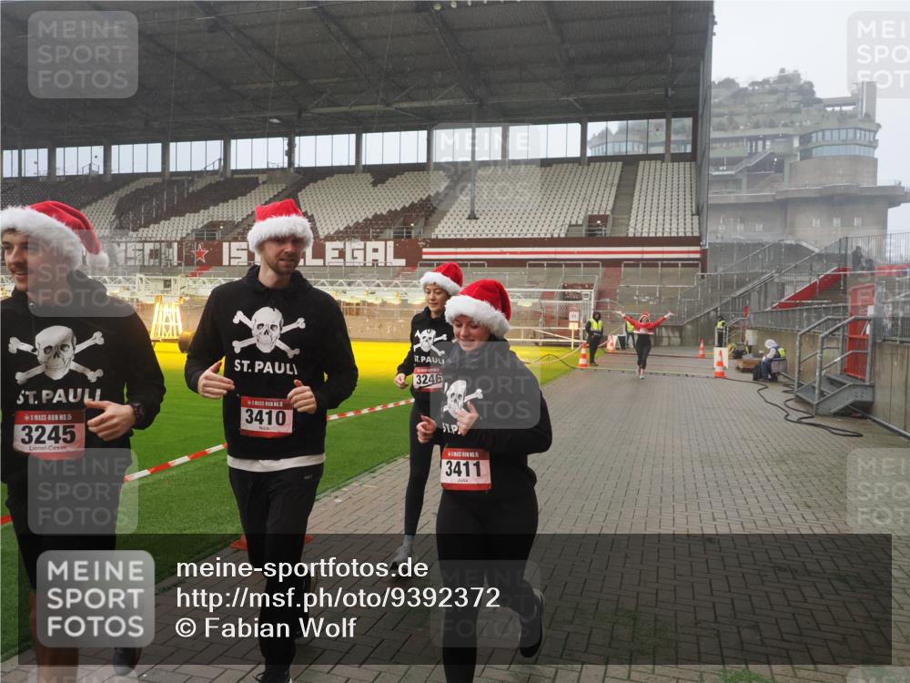 07.12.2025 - St. Pauli X-Mass-Run No. 15 Fabian Wolf http://msf.ph/oto/9392372 07.12.2025 10:10:04 Ziel 989, 1256, 1257, 1678, 1732, 2502, 2504, 2560, 3245, 3246, 3410, 3411 meine-sportfotos.de