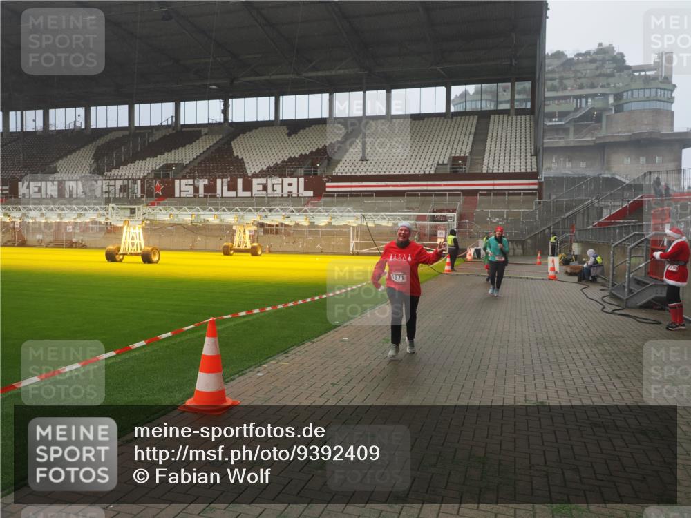 07.12.2025 - St. Pauli X-Mass-Run No. 15 Fabian Wolf http://msf.ph/oto/9392409 07.12.2025 10:10:30 Ziel 550, 964, 1571, 2083, 2087 meine-sportfotos.de
