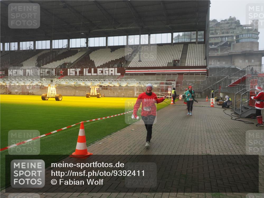 07.12.2025 - St. Pauli X-Mass-Run No. 15 Fabian Wolf http://msf.ph/oto/9392411 07.12.2025 10:10:30 Ziel 550, 964, 1571, 2083, 2087 meine-sportfotos.de