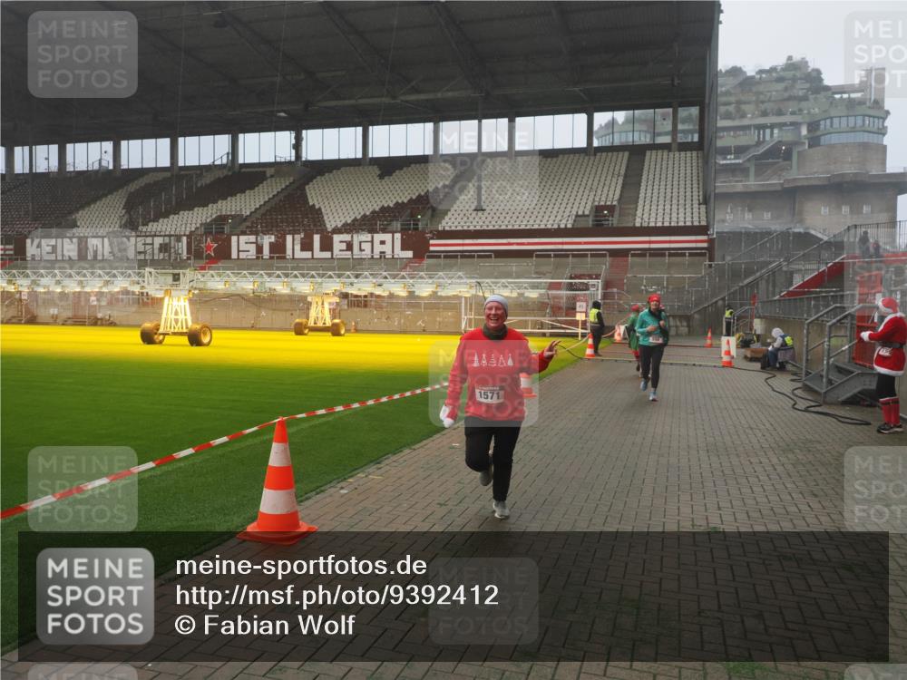 07.12.2025 - St. Pauli X-Mass-Run No. 15 Fabian Wolf http://msf.ph/oto/9392412 07.12.2025 10:10:30 Ziel 550, 964, 1571, 2083, 2087 meine-sportfotos.de