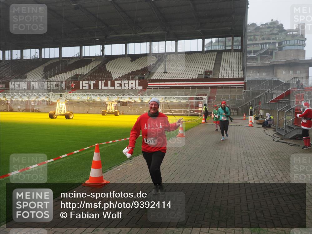 07.12.2025 - St. Pauli X-Mass-Run No. 15 Fabian Wolf http://msf.ph/oto/9392414 07.12.2025 10:10:31 Ziel 550, 964, 1571, 2083, 2087 meine-sportfotos.de