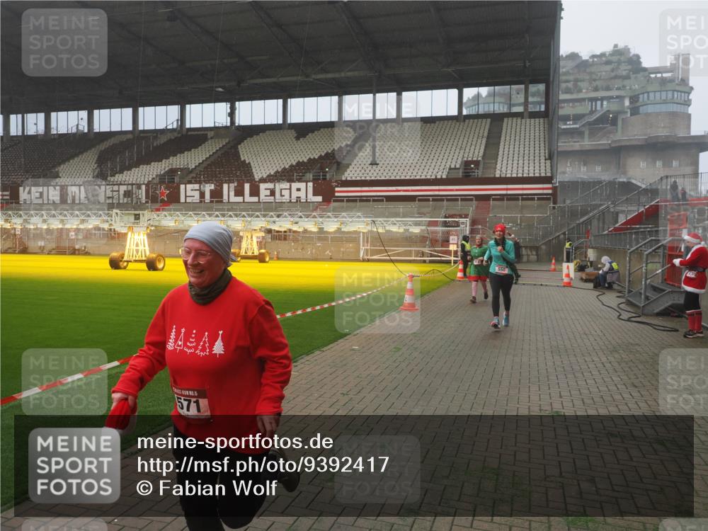 07.12.2025 - St. Pauli X-Mass-Run No. 15 Fabian Wolf http://msf.ph/oto/9392417 07.12.2025 10:10:31 Ziel 550, 964, 1571, 2083, 2087 meine-sportfotos.de