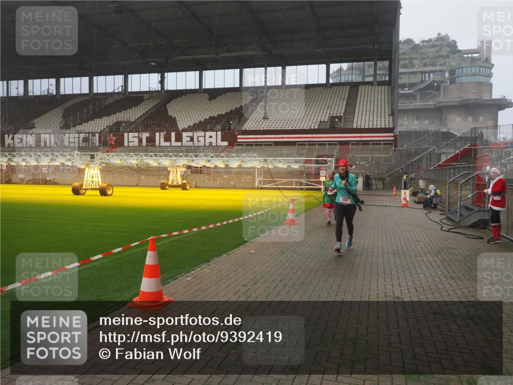 07.12.2025 - St. Pauli X-Mass-Run No. 15 Fabian Wolf http://msf.ph/oto/9392419 07.12.2025 10:10:32 Ziel 550, 964, 1571, 2083, 2087 meine-sportfotos.de