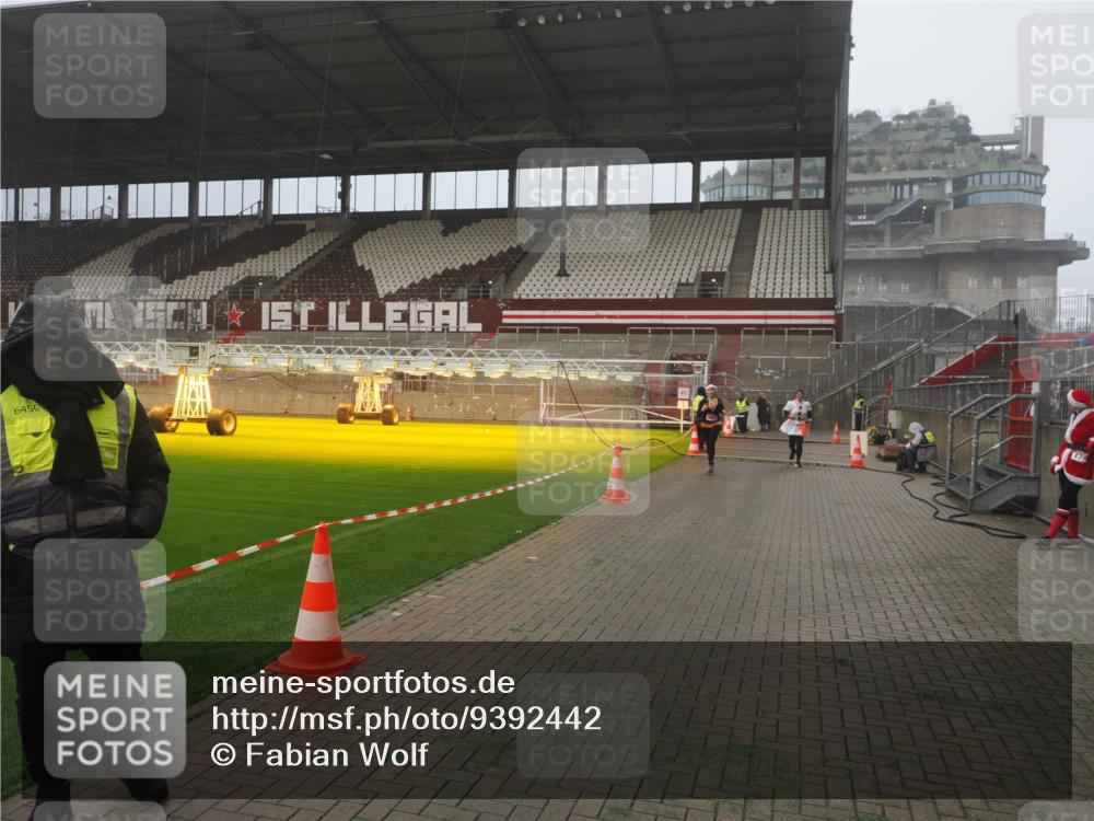 07.12.2025 - St. Pauli X-Mass-Run No. 15 Fabian Wolf http://msf.ph/oto/9392442 07.12.2025 10:10:41 Ziel 550, 964, 1571, 1768, 4885 meine-sportfotos.de