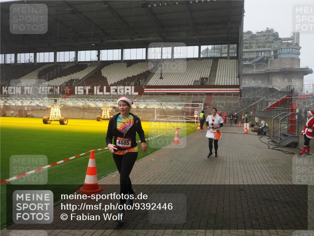 07.12.2025 - St. Pauli X-Mass-Run No. 15 Fabian Wolf http://msf.ph/oto/9392446 07.12.2025 10:10:46 Ziel 964, 1768, 4885 meine-sportfotos.de