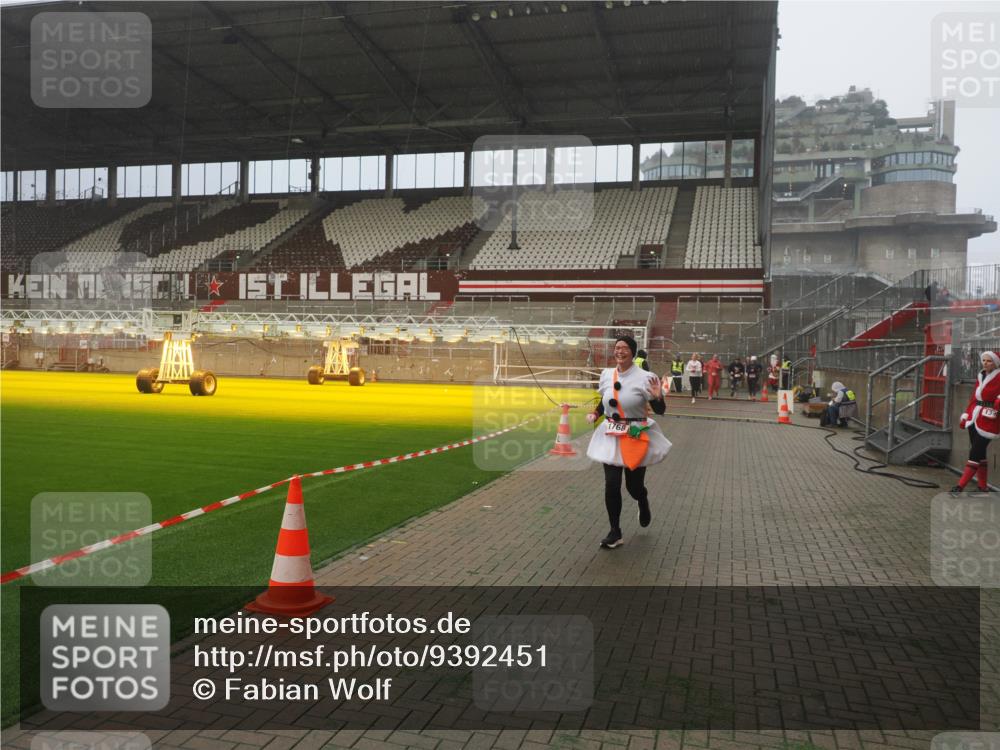 07.12.2025 - St. Pauli X-Mass-Run No. 15 Fabian Wolf http://msf.ph/oto/9392451 07.12.2025 10:10:47 Ziel 964, 1768, 4885 meine-sportfotos.de