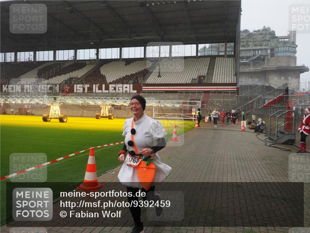 07.12.2025 - St. Pauli X-Mass-Run No. 15 Fabian Wolf http://msf.ph/oto/9392459 07.12.2025 10:10:49 Ziel 979, 1426, 1768, 2530, 4885 meine-sportfotos.de